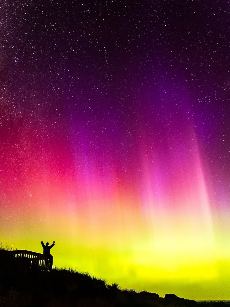 罕见南极光点亮澳洲多地夜空绚丽视觉盛宴