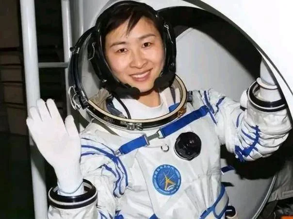 中国女航天员刘洋 临行为丈夫前留2条遗言 - Vava8 发吧