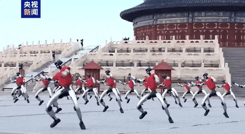 现场实拍视频:50台宇树机器人空降天坛表演中国武术