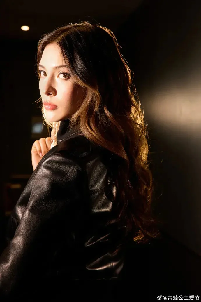 谷爱凌身着白色长裙亮相米兰时装周，高挑身材宛如模特