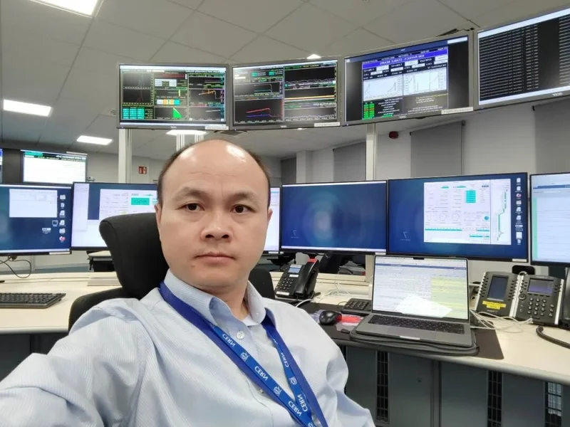 平均22岁 国科大教授带领本科生发现新粒子 - Vava8 发吧