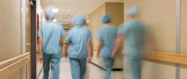 外科医生突发心梗 被麻醉科妻子救回来了