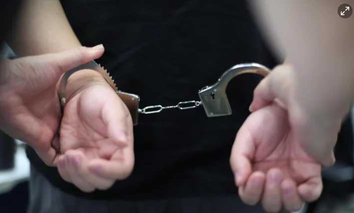 中国男子新加坡转机带2条私烟 企图用100元行贿被判刑 - Vava8 发吧