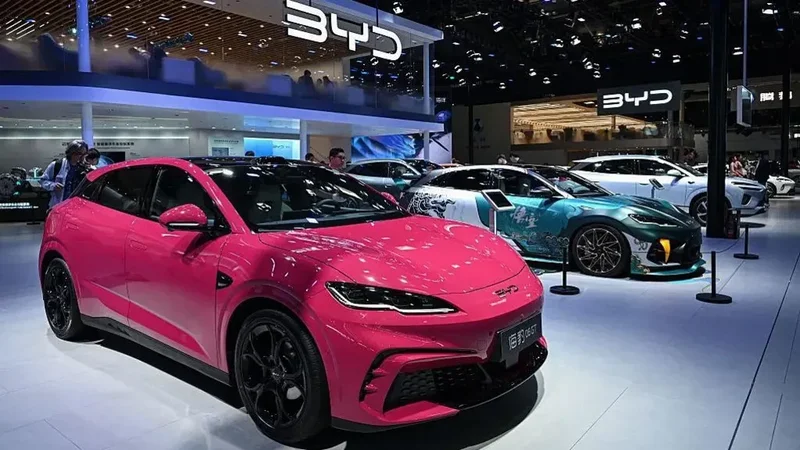 美国大V带外国人体验中国电动汽车 既惊叹又无奈