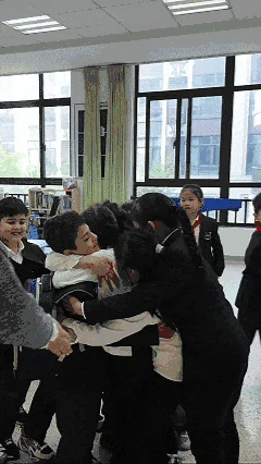 8岁伊朗男孩回中国上学 全班同学瞬间沸腾和他抱团 男孩母亲发声