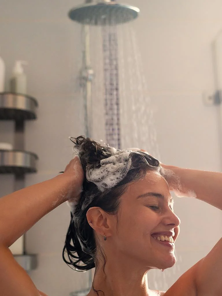 很多人不清楚 洗澡该面朝花洒还是背对水流