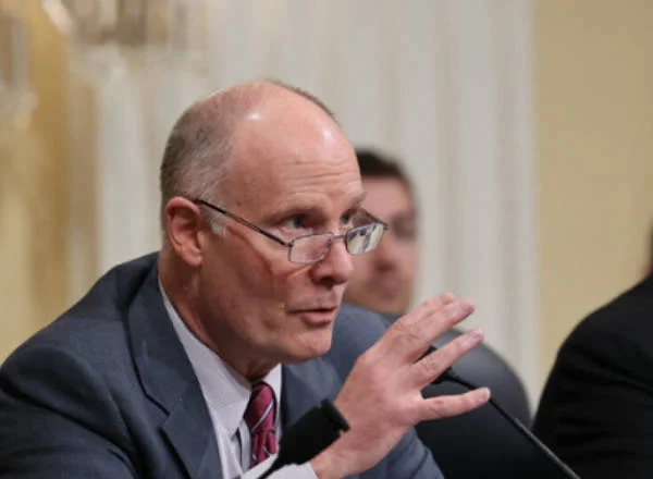 美企选了“更快更便宜”的中国AI 美议员不干了