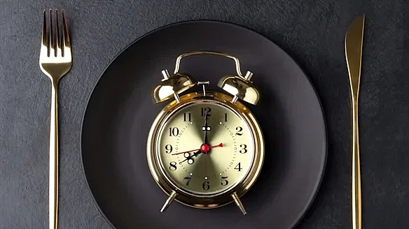 科学家：晚餐吃太晚不仅长胖 血糖还会飙升20%