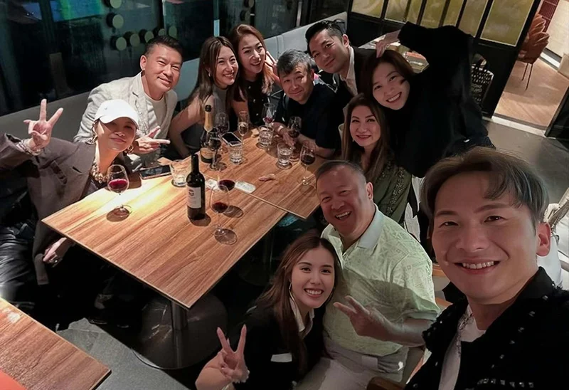 TVB女星拍照太忘我 跪曾志伟两腿之间惹争议