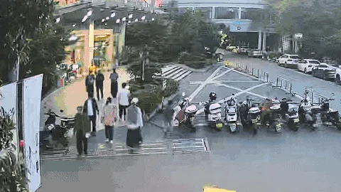 浙江一初中生路上捡到32克金手镯 无人认领 报警归还