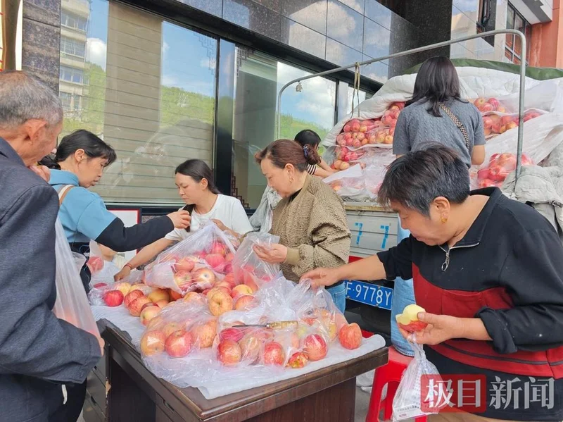 8000多斤苹果一天售罄 陕西货郎妻子泪目