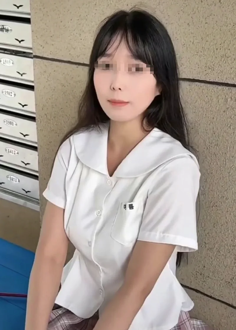 摆拍盲道被撞的盲人女网红被拘 被扒为流量毫无底线