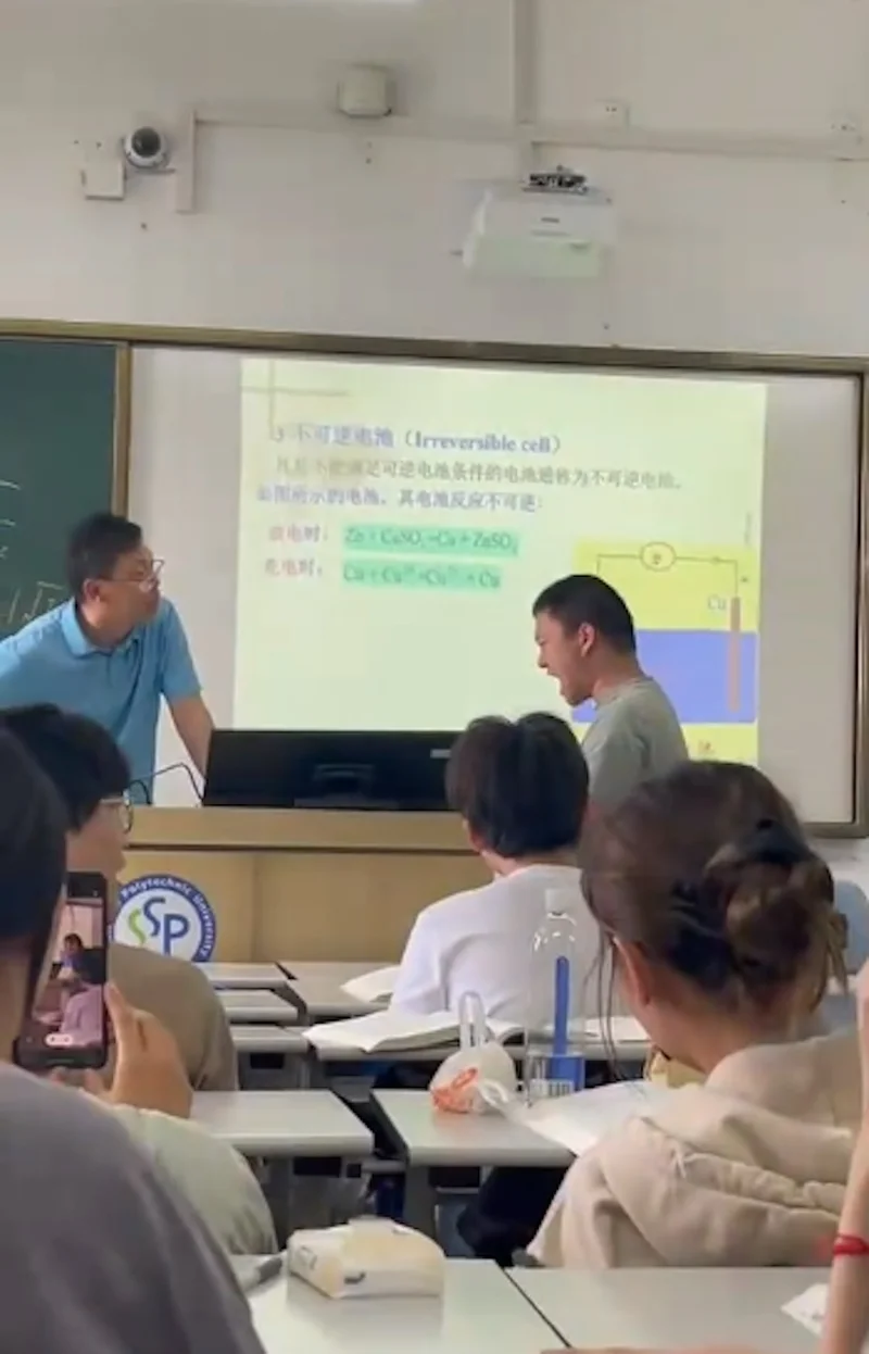 上海大学生上课睡觉被叫醒 砸东西怒吼“杀杀杀” 教师道歉获赞