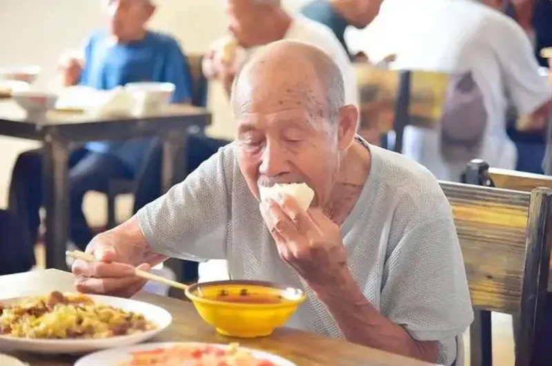 早上为什么别吃馒头 医生提醒：这4物也要少吃