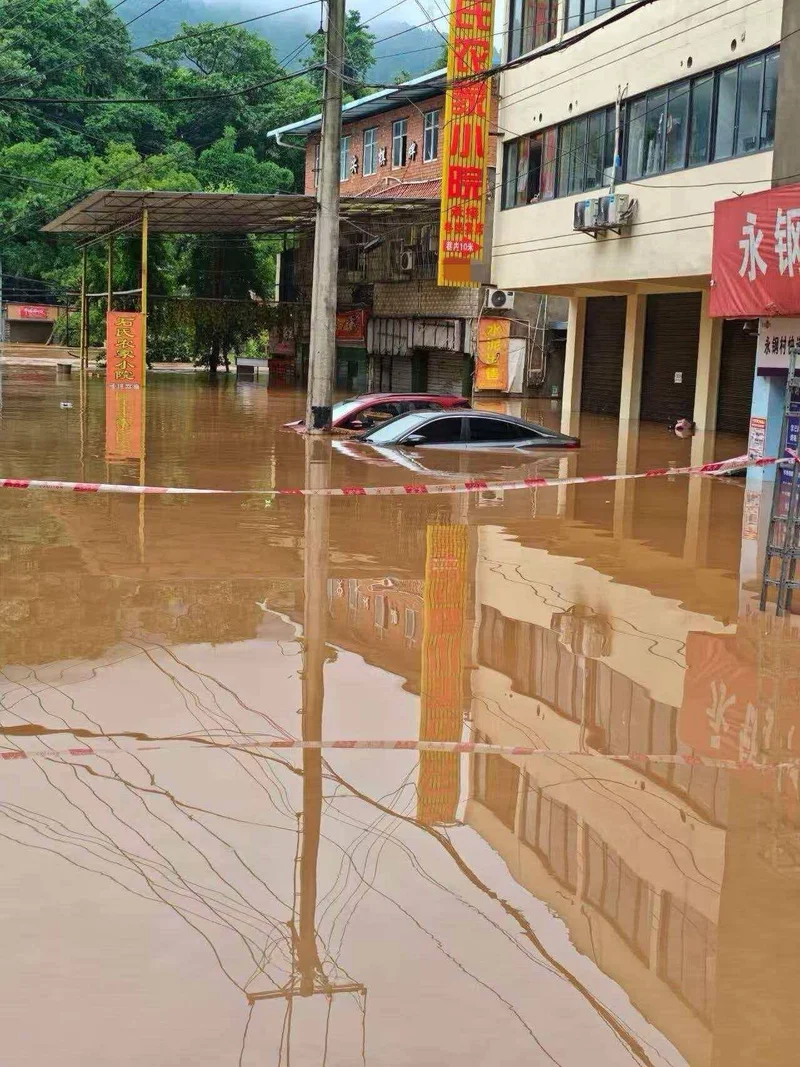 重庆永川特大暴雨：汽车泡水报废 大学停课