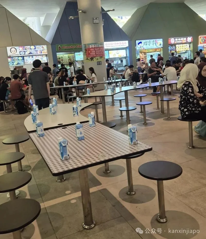 35瓶水霸占16个小贩中心座位 新加坡式占座