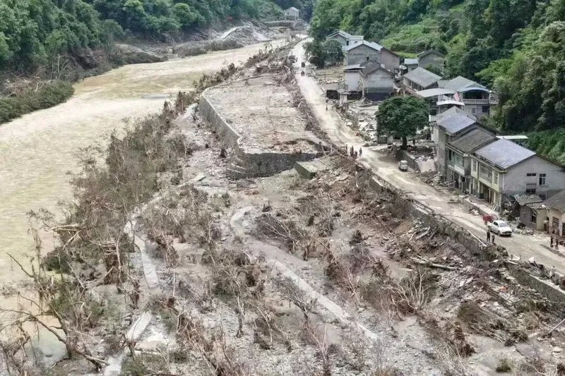 两天下了一整年的雨 失联的亲人和冲毁的生计
