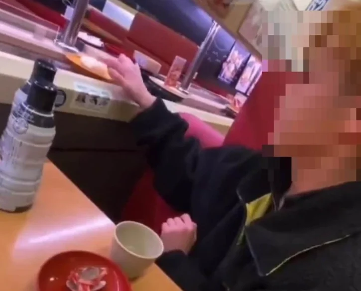 日本回转寿司天塌了 男子把洗洁精倒在寿司上 视频全网发酵