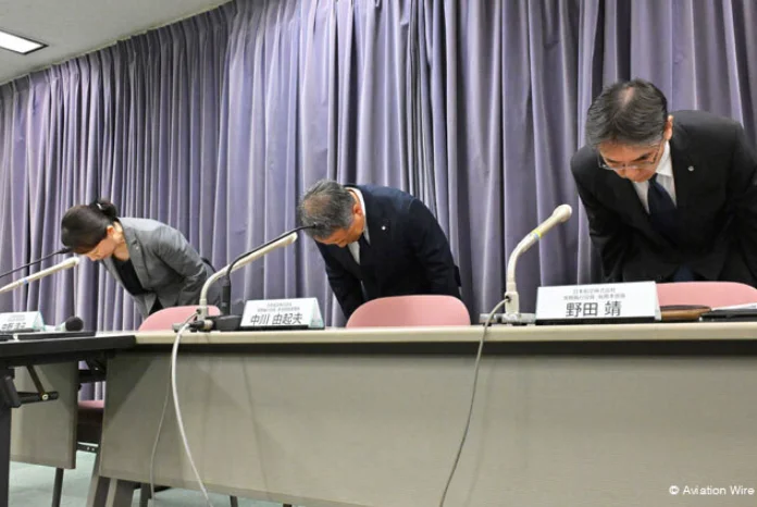 日本航空连环暴雷 官员鞠躬道歉反被日本民众怒呛“别演了”