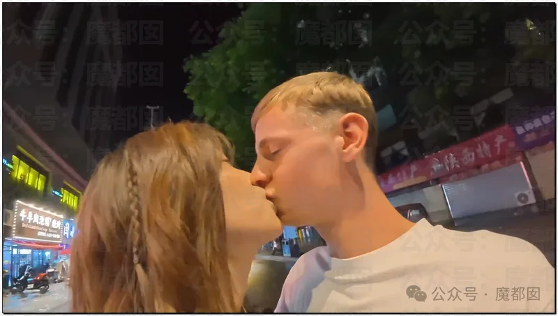 中国美女主动贴上洋人伴游 全程拉丝吹拉弹唱侍奉 外国网友都看不下去了
