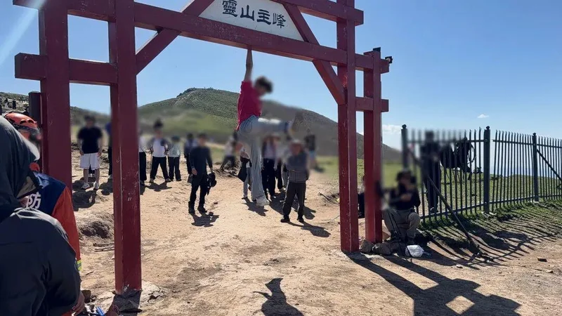 男子在东灵山牌楼模仿网红视频做引体向上 崴脚被困山顶!