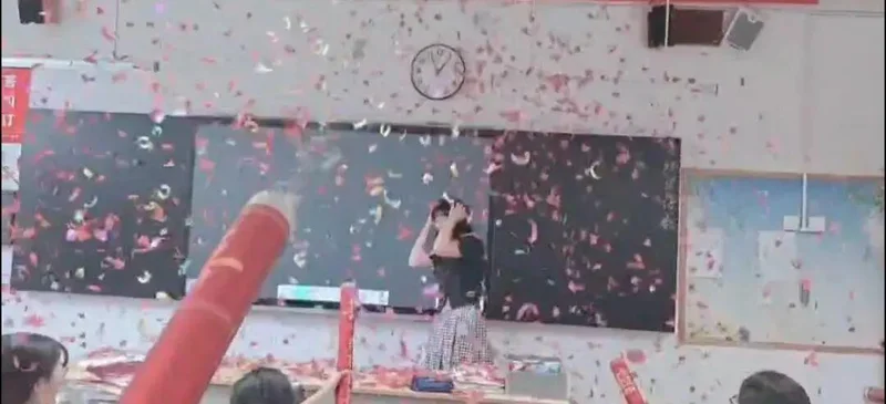 最后一节语文课 陕西高三班学生诵读名篇向老师鞠躬致谢 当事老师感动落泪