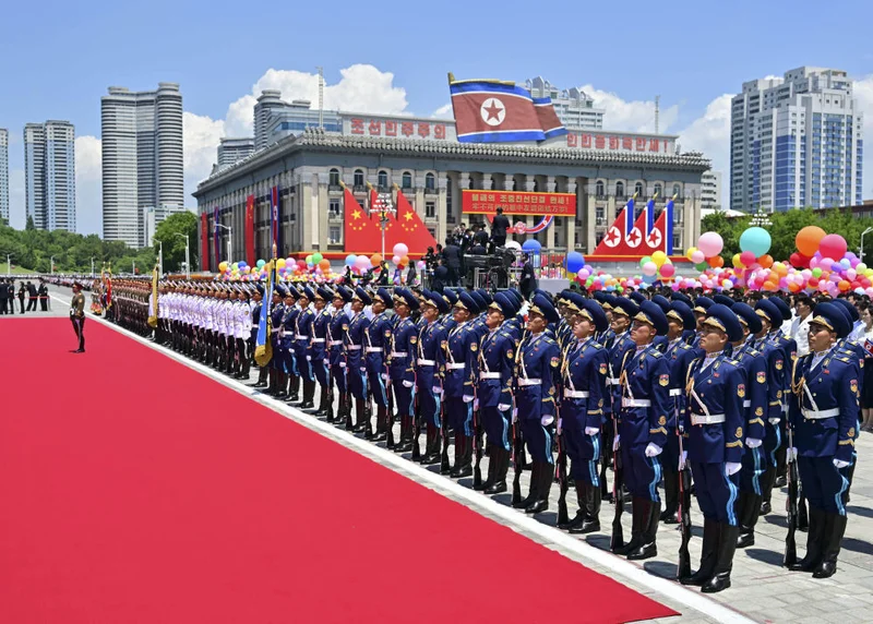 习近平抵达朝鲜国事访问 同金正恩会谈 朝方举行盛大欢迎仪式