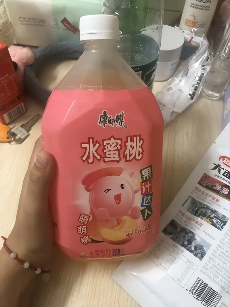 又一“国民饮料”塌房 背后全是科技与狠活 网友:搞擦边
