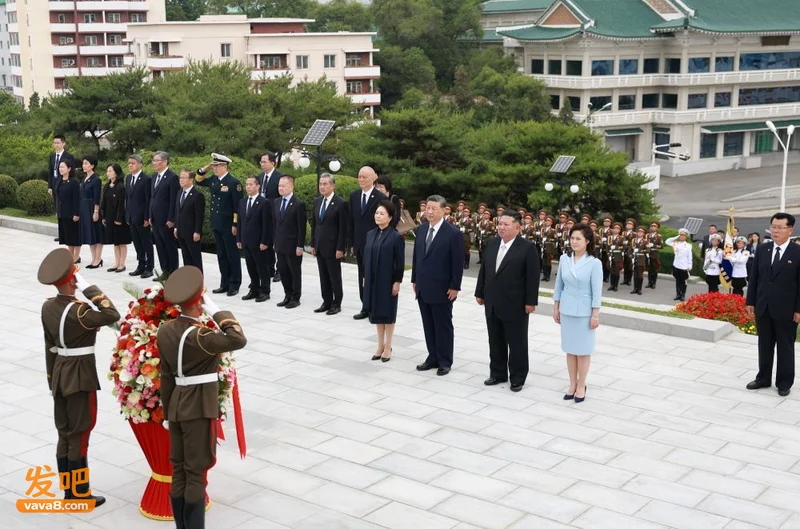 习近平和彭丽媛参谒中朝友谊塔