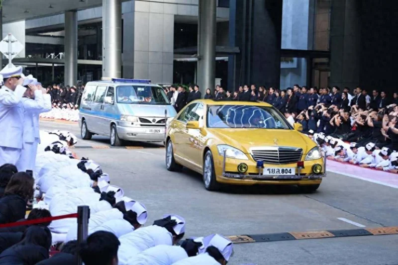 73岁泰王亲自接女儿遗体回宫 苏提达,提帮功哀伤