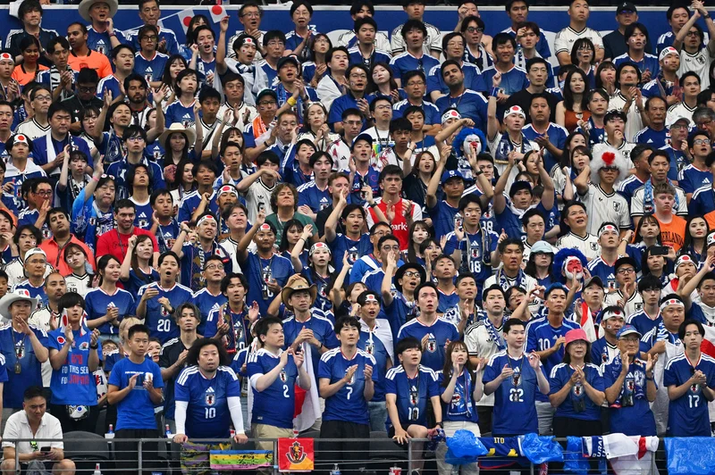 日本球迷赛后自发清理垃圾 国际足联发文称赞