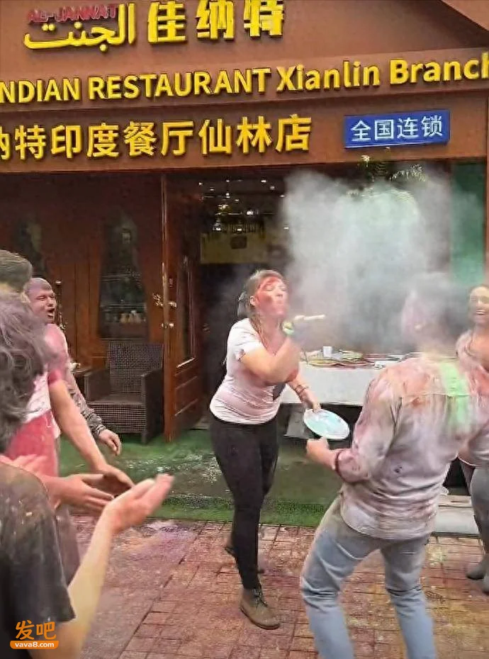 猖狂!南京印度餐厅未报备 当街庆祝“洒红节”被罚款