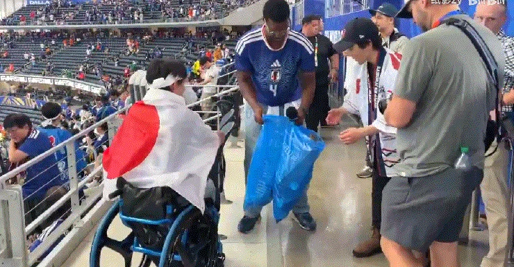 世界杯上捡垃圾的日本球迷 却被女权大骂