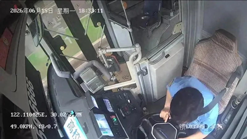 43岁公交司机突发心梗仍死踩刹车 拼死护住12名乘客