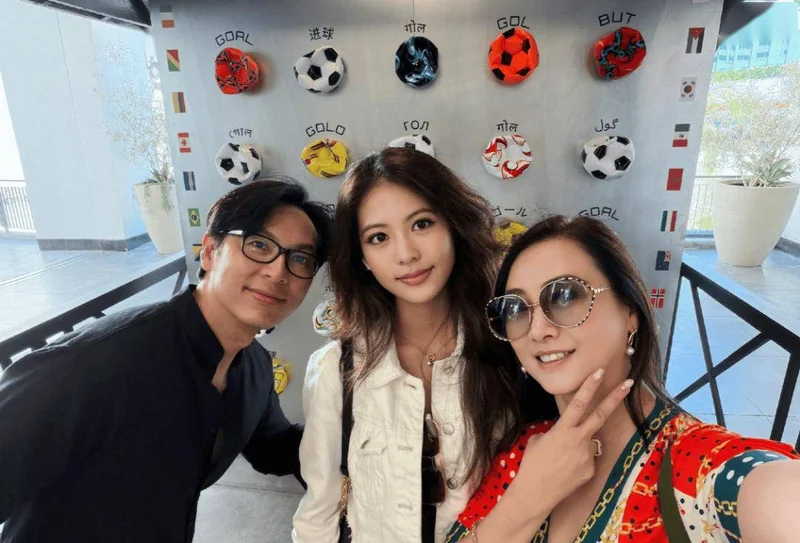 翁虹18岁女儿美国高中毕业 被称最美星二代
