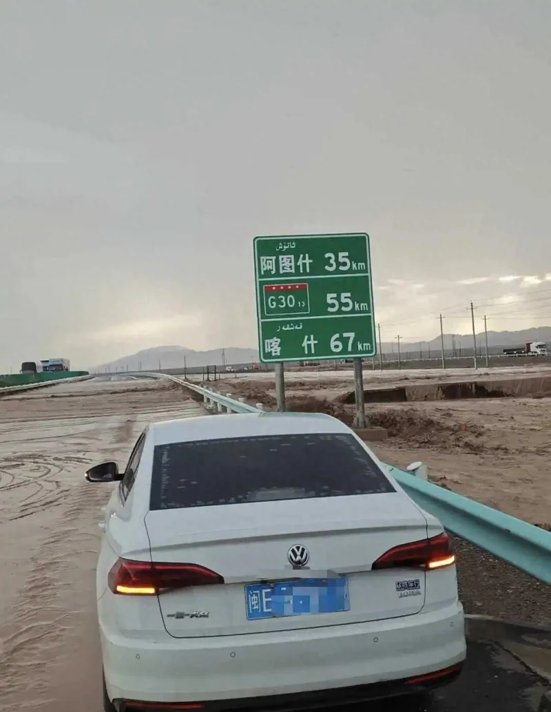 塔克拉玛干沙漠边缘地带现洪水 致多段高速公路中断