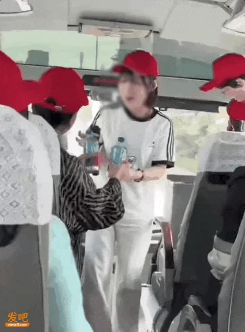 中国00后混迹中老年旅游团