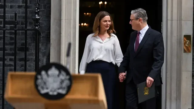 连日压力下 英国首相基尔·斯塔默宣布辞职