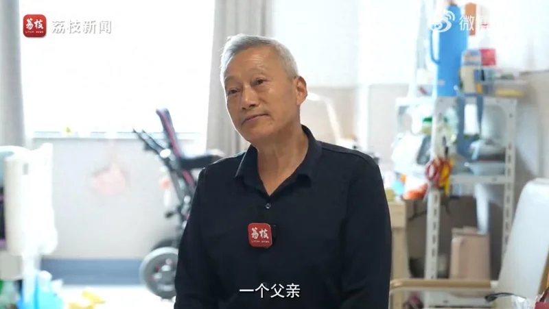 外孙被诊断“只剩18个月”  特效药70万一针 外公悉心照料“续命”9年