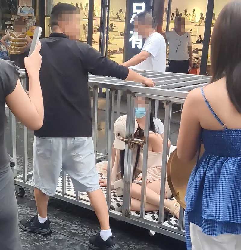 又是摆拍!“多人将两女子关铁笼游街”策划者被刑拘