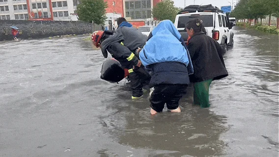 中国最大沙漠发洪水 这世界越来越“古怪”