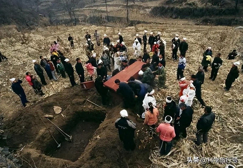 为何说土葬比火葬更可怕?尸体下葬后的一个月 到底发生什么?