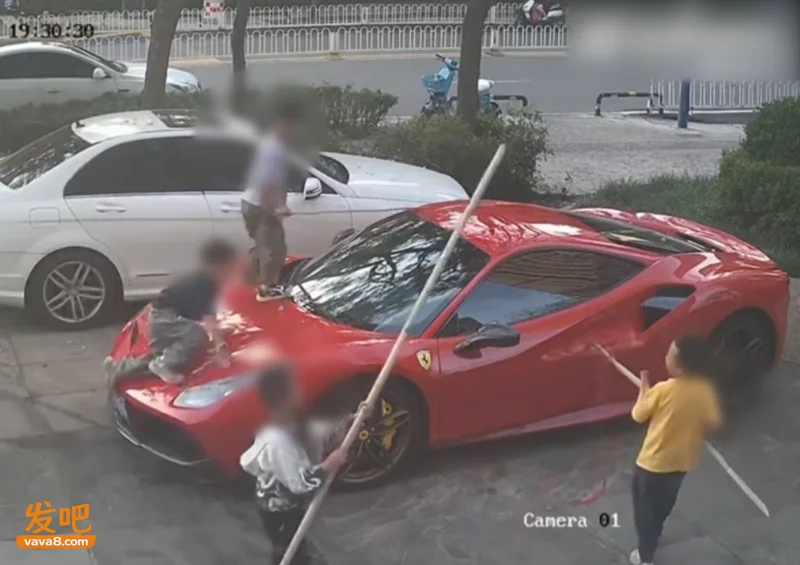 360万法拉利被4娃当滑梯玩 车主修车近3万 家长仅愿赔5千