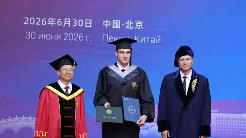 卢卡申科出席儿子北大毕业礼:坚信中国未来光明