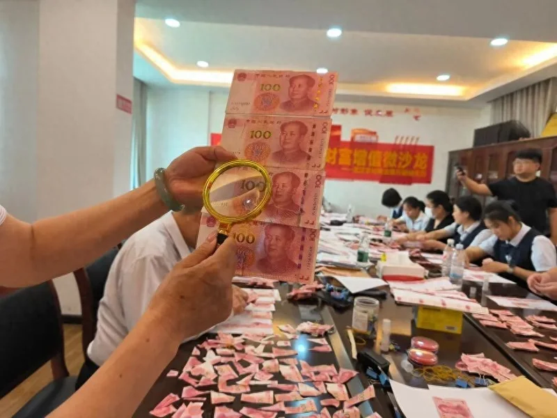 “八旬老人撕碎20万养老金”银行拼接后 成功兑换26.66万