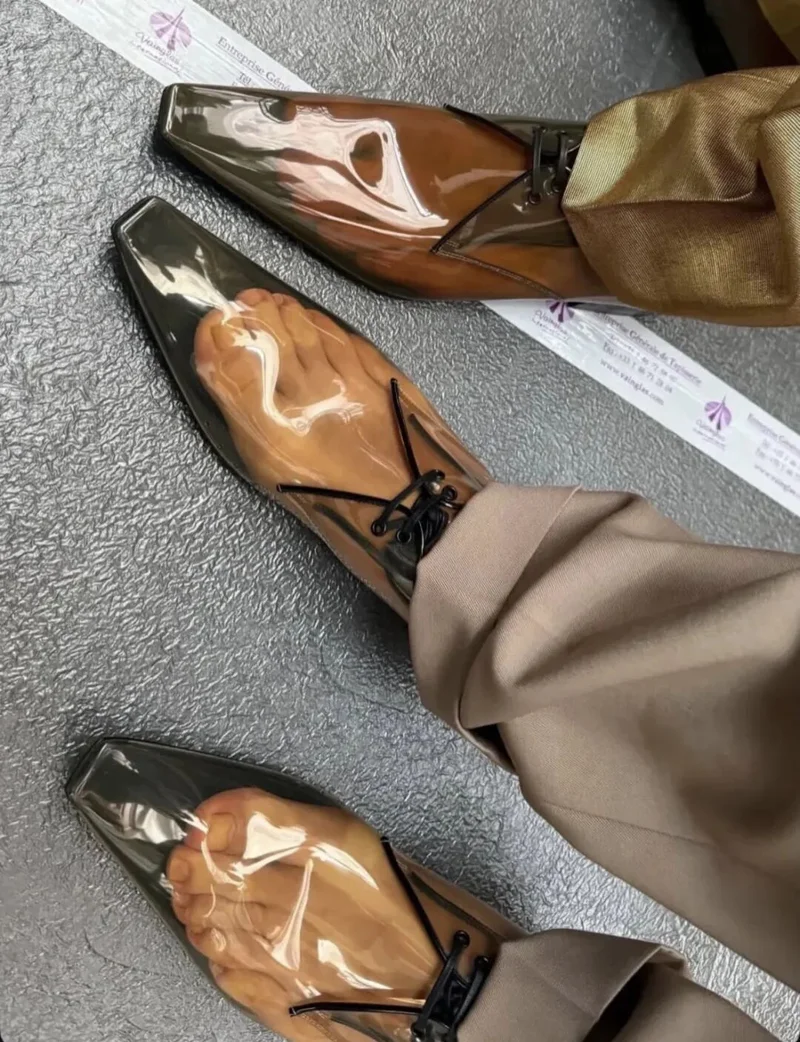 男士水晶鞋来了?圣罗兰秀场的奇葩设计 网友:看上去臭臭的