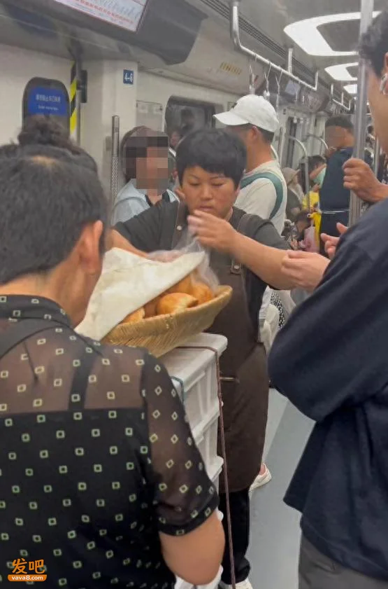 青岛地铁一车烤馒头爆火 乘客都被香迷糊了:卖我一个!