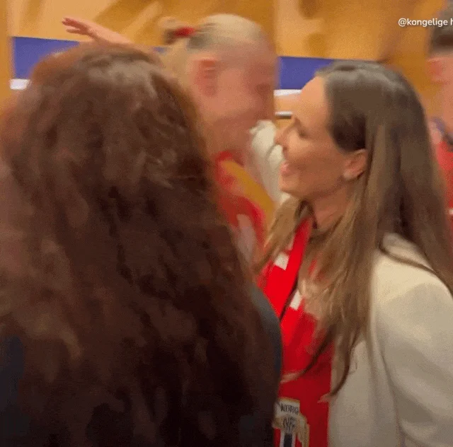 哈兰德被公主抱到脸红!未来女王却被丑闻亲妈和大哥雷翻