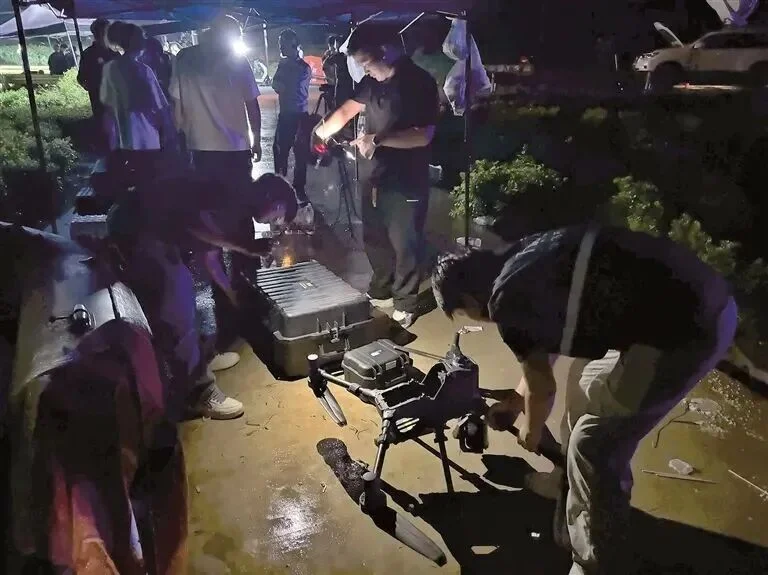 飞手云集广西 无人机在洪水中捞人