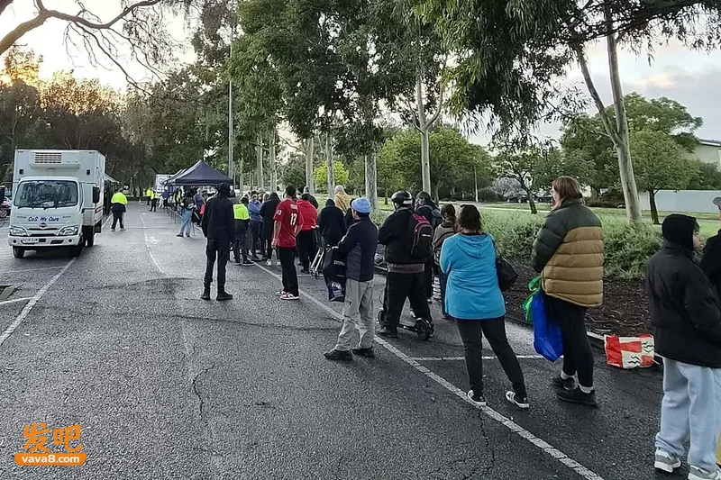 生活危机加剧 澳多地民众冒严寒排队领食物